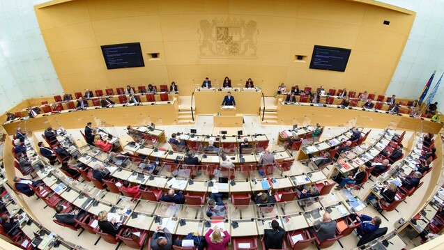 CSU und Freie Wähler bringen in den Bayerischen Landtag einen Dringlichkeitsantrag ein, um die Entwicklung von COVID-19-Therapeutika zu fördern. (m / Foto: imago images / Bayerische Staatskanzlei)
