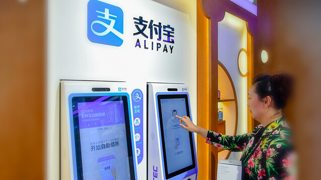 In dieser "Zukunftsapotheke" im chinesischen Zhengzhou können sich Kunden per Gesichtserkennung beraten lassen und sich Arzneimittel ausgeben lassen. (Foto: Imago)