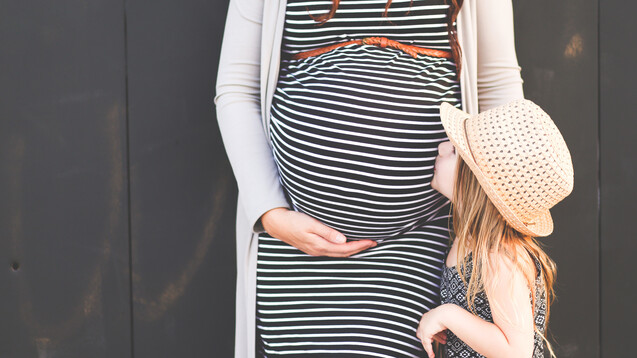  Gibt es pflanzliche Alternativen zu Iberogast in der Schwangerschaft? (MeganBetteridge / stock.adobe.com)