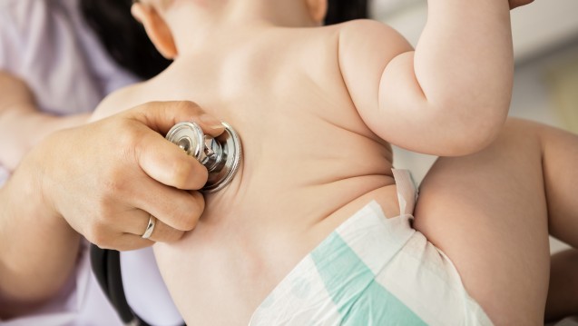 Für ungeimpfte Säuglinge kann Keuchhusten gefährlich werden. (Foto: Tyler Olson / Fotolia)