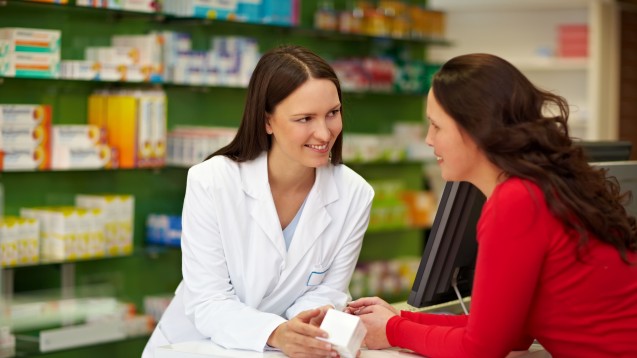 Ärzte und Patienten schätzen die pharmazeutische Beratung durch Apotheker. (Foto: Robert Kneschke / Stock.adobe.com)