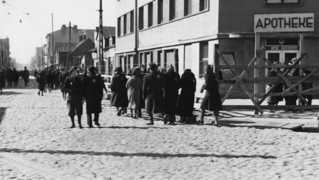 Apotheke im Ghetto Litzmannstadt (Lodz). Im Teil 3 der DAZ.online-Miniserie über jüdische Apotheker geht es darum, welche Wege jüdische Apotheker während der Verfolgung durch die Nazis genommen haben. ( r / Foto: dpa)