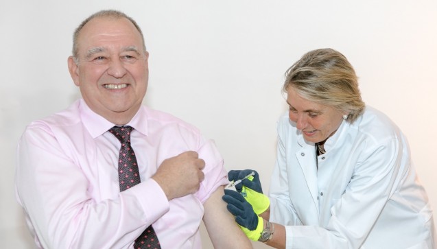 Bei einer PR-Aktion ließ sich DAV-Chef Fritz Becker auf der Expopharm impfen. (Foto:Schelbert)