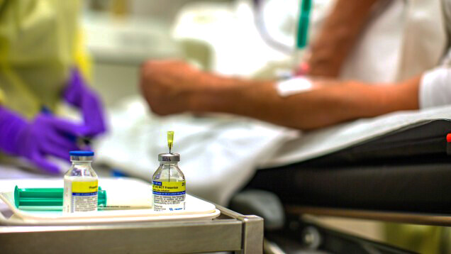 Arzneimittel, die zur Versorgung von COVID-19-Patienten im Krankenhaus dringend benötigt werden, könnten bald weltweit nur noch schwer erhältlich sein. Dazu gehören beispielsweise auch Propofol, Midazolam oder Opioide. (b/Foto: imago images / KS-Images.de)
