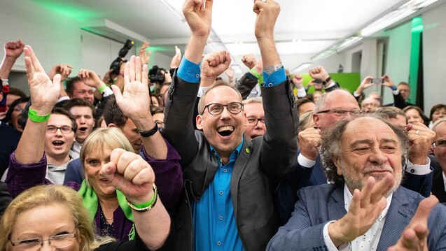Hessens Grünen-Chef Kai Klose (hier in der Mitte) soll neuer Minister für Soziales, Integration, Gesundheit, Familie und Arbeit werden. (m / Foto: imago)