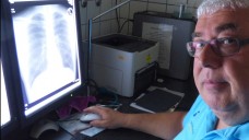 Der Leiter des Gesundheitsamtes in Trier, Harald Michels, schaut sich Röntgenbilder der Lungen von Flüchtlingen an, um sie auf Tuberkulose zu untersuchen. (Foto: Birgit Reichert / dpa)