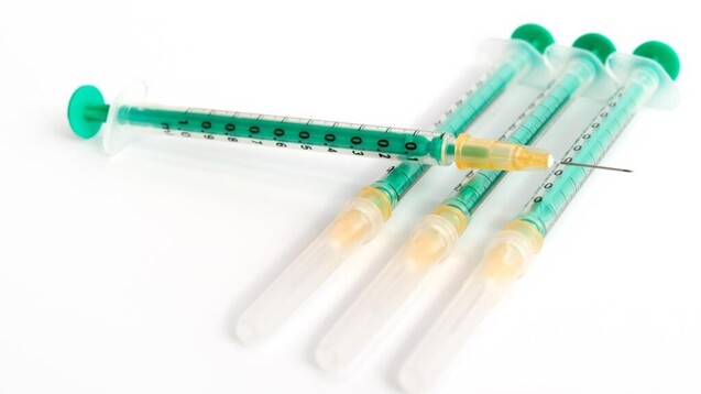 Ab Januar soll das Zubehör für die Corona-Impfungen nicht mehr kostenfrei und automatisch mit dem Impfstoff mitgeliefert werden. (Foto: emuck / AdobeStock)