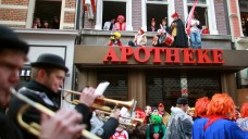 Karneval: In und mit der Apotheke - hier eine Szene aus Köln aus dem vergangenen Jahr. (Foto: dpa)