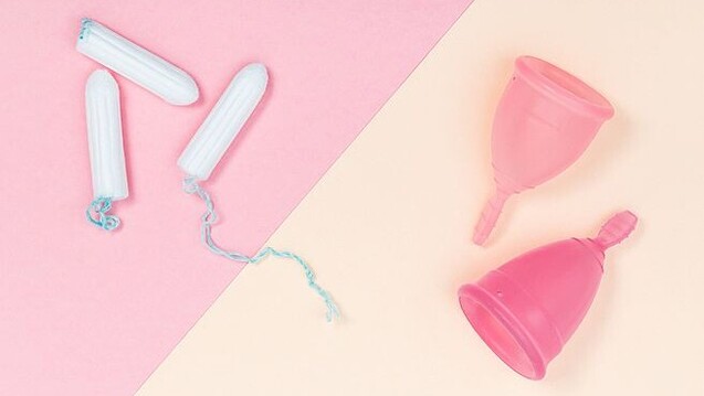 Nur ein Trend oder tatsächlich besser? Menstruationscups erfreuen sich zunehmender Beliebtbeit bei Frauen. Sie wollen mit Nachhaltigkeit und weniger Scheideninfektionen punkten. Stimmt das? (s / Bild: photopixel / stock.adobe.com)