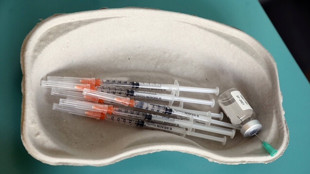 Wird nicht unter Reinraumbedingungen gearbeitet, sind angestochene Impfstoff-Vials sofort aufzubrauchen. (Foto: IMAGO / Frank Sorge)
