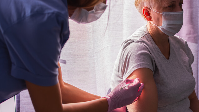 Stimmt das Bundesgesundheitsministerium der geänderten Schutzimpfungs-Richtlinie zu, haben ab 1. April Senioren ab 60 Jahren Anspruch auf eine jährliche Grippeimpfung mit dem Hochdosisgrippeimpfstoff. (Foto:&nbsp;Anna Pismenskova / stock.adobe.com)