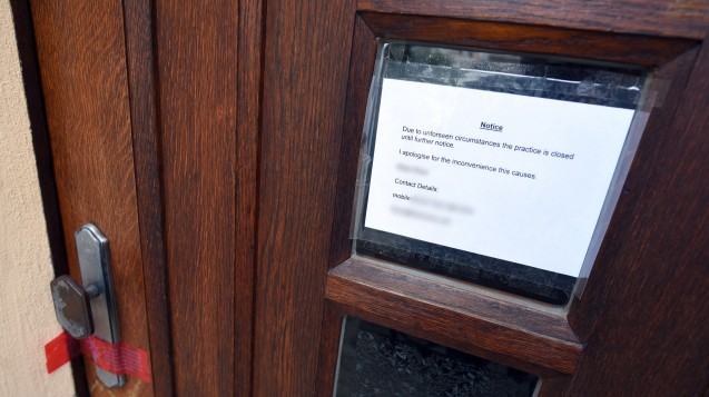 „Ich entschuldige mich für die Unanehmlichkeiten“: Der Inhaber der Tagesklinik hat eine Notiz an der Eingangstür angebracht, die Polizei am Schloss ein Siegel. (Foto: dpa / picture alliance)