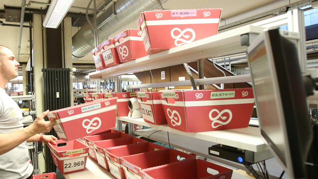 Hier werden die Apo-Rot -Kisten noch in Hamburg gepackt, künftig wird aus Holland versendet. (Foto: dpa)