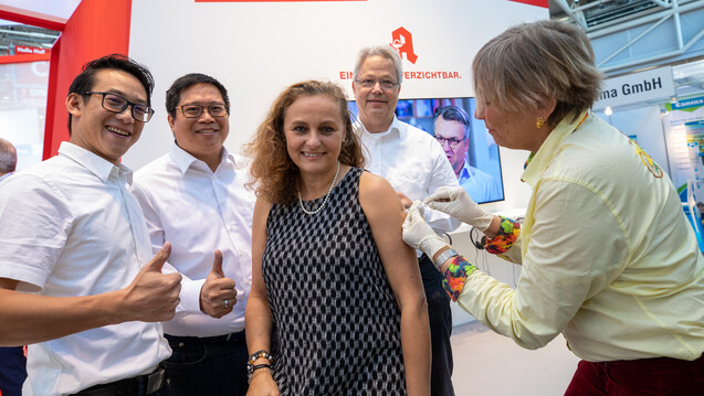 Mit gutem Vorbild voran: Die Vorstandsmitglieder des LAV BaWü Patrick Kwik (2. von links), Tatjana Zambo (Mitte) und Christoph Gulde (2. von rechts) ließen sich auf der Expopharm gegen Grippe impfen. (m / Foto: Schelbert)