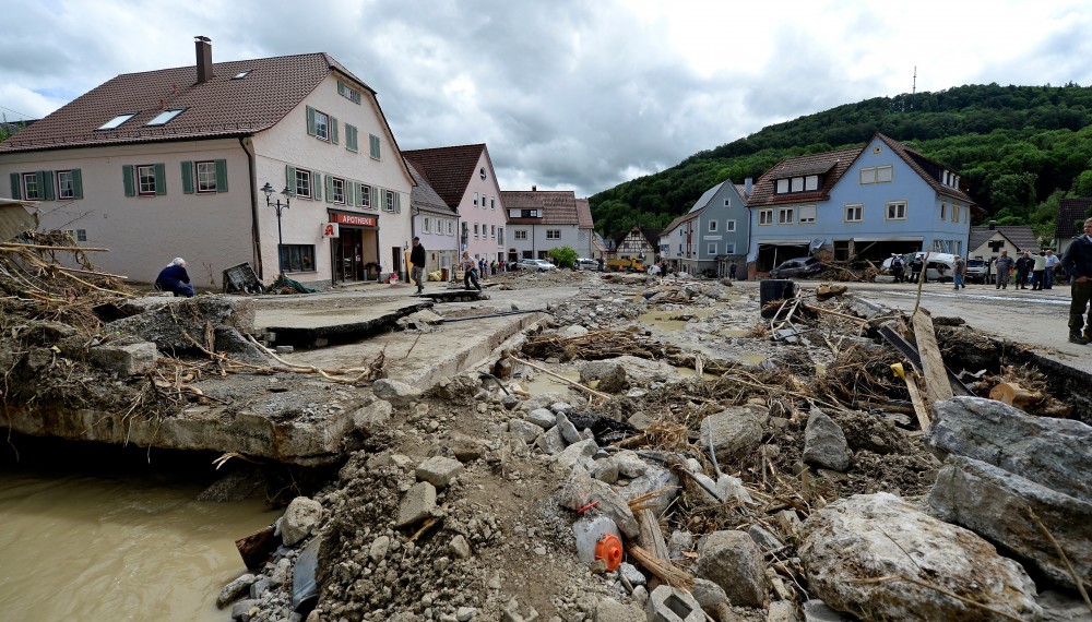 Mit Regen und Gewittern kam die Flut nach Braunsbach - der Schlamm drängte sich bis in die Apotheke. (Foto: dpa / picture alliance - abaca)