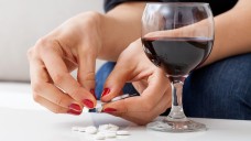 Auch Arzneimittel, die rezeptfrei in der Apotheke zu haben sind, können mit Alkohol interagieren, zum Beispiel Paracetamol oder H1-Antihistaminika.