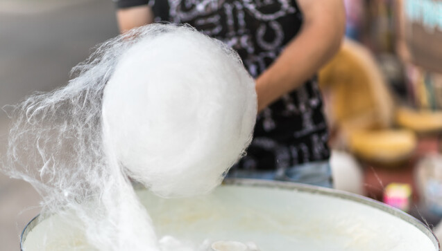 14. Dezember: Bei der Herstellung von Zuckerwatte verlieren die Zuckerteilchen ihre ursprünglich kristalline Form, sie sind amorph, was sie weich wie Watte macht. (Foto: dero2084 / stock.adobe.com) 