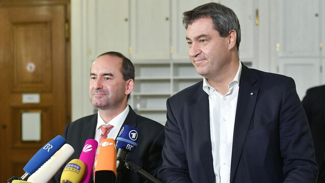 Hubert Aiwanger (re., Freie Wähler) und Bayerns Ministerpräsident Markus Soeder (CSU) verzichten auf das Rx-Versandverbot in ihrem Koalitipnsvertrag. (Foto: Imago)