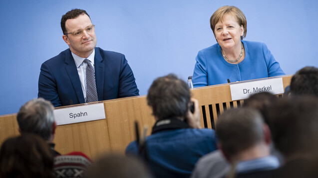 Bundesgesundheitsminister Jens Spahn und Bundeskanzlerin Angela Merkel (beide CDU) haben am heutigen Mittwoch in der Bundespressekonferenz über die aktuelle Lage zum Coronavirus informiert. (m / Foto: imago images / photothek)