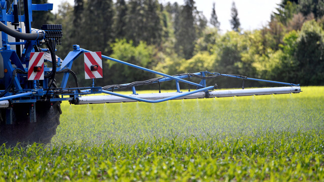 Ein Landwirt sprüht das Pflanzenschutzmittel Glyphosat auf ein Feld. (Foto: IMAGO / Sven Simon)