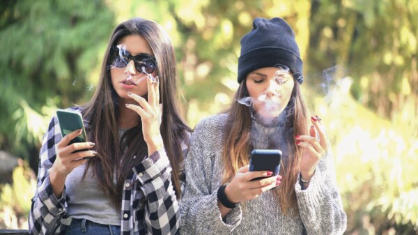 Junge Menschen rauchen (wieder) viel