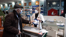 Apotheken haben während der Pandemie viel geleistet, insbesondere bei der Desinfektionsmittelherstellung, bei der Maskenausgabe, beim Testen und bei der Imfpstofflieferung an Hausärzte. Das würdigt auch die Politik in Niedersachsen (x / Foto: IMAGO / localpic)