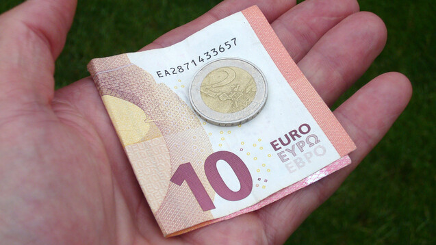12 Euro je Stunde sollen Arbeitnehmerinnen und Arbeitnehmer ab Oktober mindestens erhalten. (Foto: IMAGO / Sven Simon)