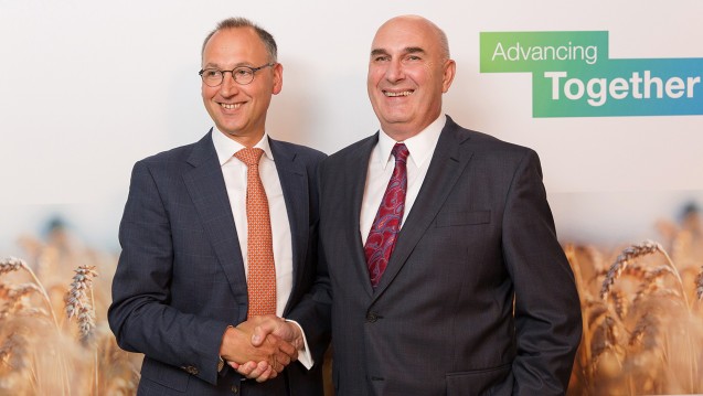 Freude über die Einigung am 14. September 2016: Bis Jahresende soll der Deal zwischen Bayer-CEO Werner Baumann und Monsanto-Chef Hugh Grant umgesetzt sein. (Foto: dpa)
