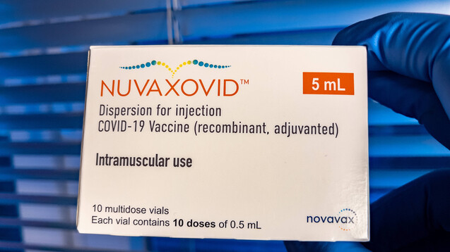Die FDA zeigt sich besorgt wegen eines möglicherweise erhöhten Risiko für Herzmuskel- und Herzbeutelentzündungen nach Novavax-Impfung. (s / Foto: IMAGO / Beautiful Sports)