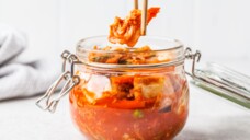 Kimchi ist gewürztes, milchsauer vergorenes Gemüse. Durch die enthaltenen Bakterien und Nährstoffe soll es sich günstig auf Adipositas, das Reizdarm-Syndrom und die allgemeine Gesundheit auswirken. (Foto: vaaseenaa / AdobeStock)