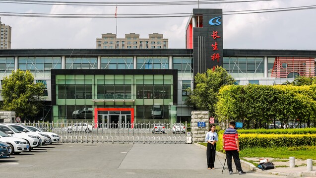 Reporter berichten vor dem Gebäude des chinesichen Impfstoff-Herstellers Changchun Changsheng
Life Sciences Ltd. (Foto: Imago)