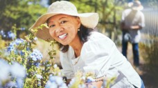 Das Bundesamt für Strahlenschutz empfiehlt auch schon im Frühling, Sonnencreme zu verwenden, bedeckende Kleidung und einen Hut zu tragen sowie eine Sonnenbrille. (Foto:&nbsp;aLListar/peopleimages.com/AdobeStock)