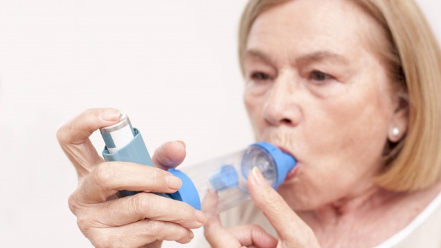 Cortisonsprays können bei COPD-Patienten das Frakturrisiko leicht erhöhen - allerdings erst nach mehrjähriger Anwednung hoher Dosen. (Bild: Imago)