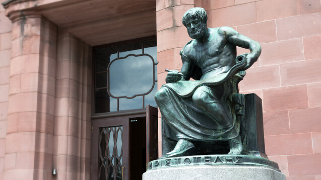 Aristoteles-Statue vor einem Gebäude der Universität Freiburg. (Foto: C. Schüßler / AdobeStock)