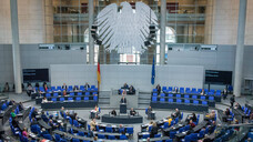 Einen Tag bevor das VOASG im Bundestag besprochen wird, hat die ABDA eine aktualisierte Stellungnahme vorgelegt. (Foto: imago images / Christian Spicker)