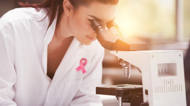 Gegen Brustkrebs kann aktuell nicht geimpft werden, aber es gibt Forschung dazu. (s / Foto: vectorfusionart / Adobe Stock)