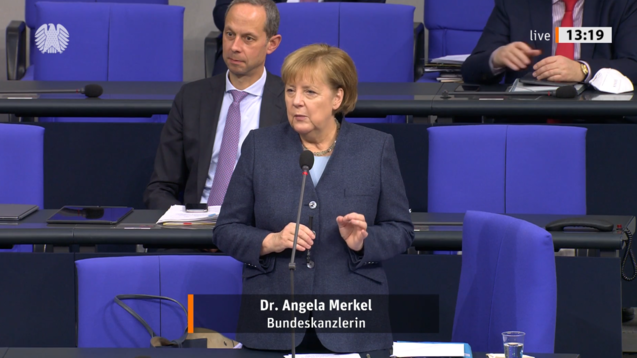 „Man wollte schnell ein Angebot schaffen", erklärte Merkel im Bundestag zur Frage, warum es nicht besser gewesen wäre, die Masken zu versenden. (Bild: Screenshot/ DAZ.online)
