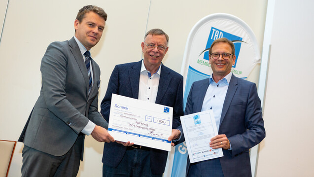 Die Verleihung des
TAD-Förderpreises 2018: (v.l.) Tomaž Pirman (TAD Pharma, Cuxhaven) und Klaus
Hölzel (Redaktionsbüro A &amp; K, Oestrich-Winkel) sowie der Preisträger Ralf
König (Curacado). (b / Foto: TAD Pharma GmbH)