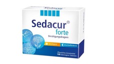 Sedacur forte hat ein neues Packungsdesign. Das pflanzliche Arzneimittel enthält eine Dreierkombination aus Baldrian, Hopfen und Melisse.&nbsp;(s / Foto: Scharper &amp; Brümmer)