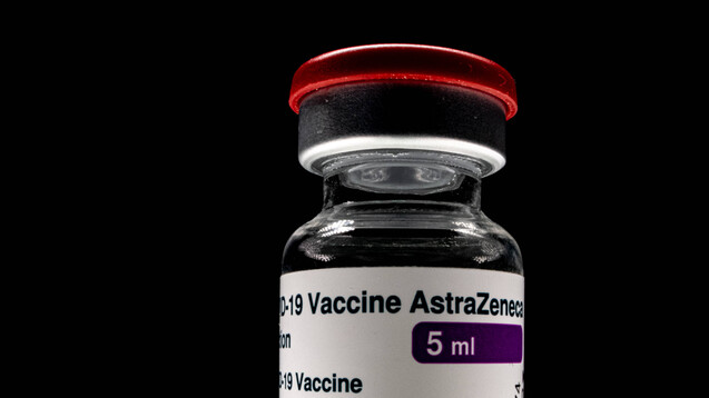 Ein weiterer Rote-Hand-Brief zum AstraZeneca-Impfstoff legt neue Kontraindikationen für Vaxzevria fest. (Foto: IMAGO / Beautiful Sports)