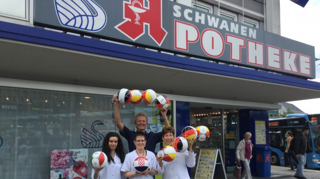 EM mit Benefit: Die Schwanen-Apotheke in Solingen verkauft Fußbälle für den guten Zweck. (Foto: Solinger Morgenpost)