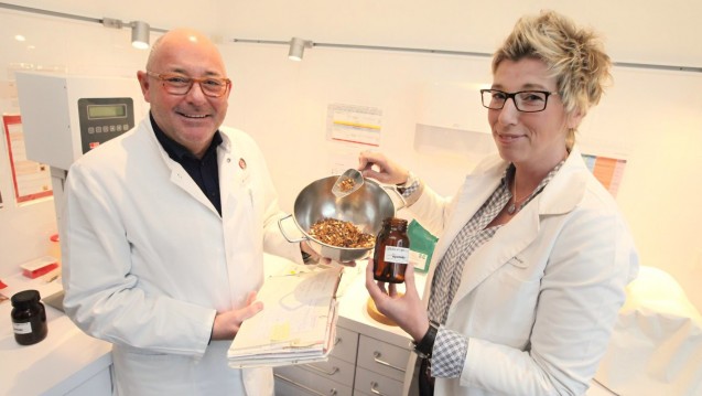Michael Becker und Katja Wutzke füllen in der Kronen-Apotheke Glühweingewürz ab. (Foto: Martin Büttner)
