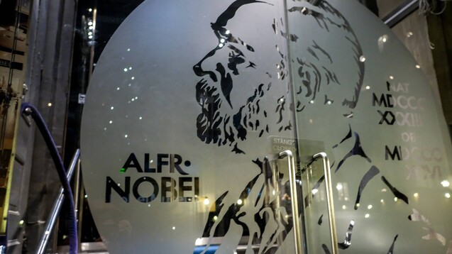 Alfred Nobel, hier abgebildet auf dem Eingang des gleichnamigen Museums in Stockholm, ist der Stifter der Nobelpreise. (Foto: imago images / ZUMA Press)