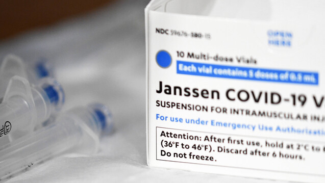 Nach dem am 13. April verhängten Impfstopp für den Janssen COVID-19-Impfstoff (Johnson &amp; Johnson), raten CDC und FDA, den Vektorimpfstoff wieder in die Impfkampagne aufzunehmen. Es ließen sich dadurch 600 bis 1.400 COVID-19 bedingte Todefälle verhindern, das Risiko für Thrombosen ist mit 26 bis 45 Fälle deutlich kleiner. (Foto: IMAGO / ZUMA Wire)