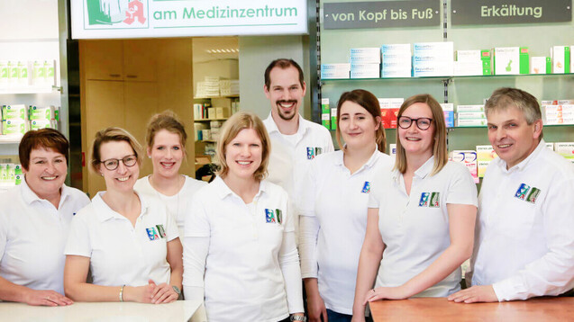 Das Team der Apotheke am Medizinzentrum in Heinsberg tut aktuell alles mögliche, um Patienten über die aktuelle Lage bezüglich des Coronavirus aufzuklären. Dr. Katja Renner (4. v. l.) berichtete DAZ.online. (Foto: Apotheke am Medizinzentrum)