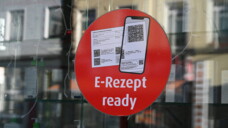 In der Apokix-Umfrage zeigen sich viele Apotheker unzufrieden mit dem E-Rezept. (Foto: IMAGO / Horst Galuschka)