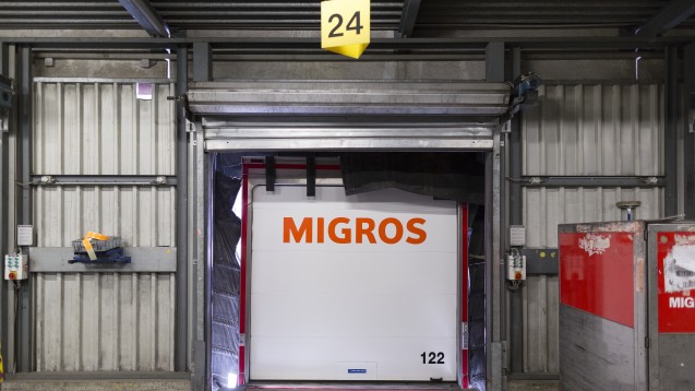 Shop-inShop: Der Schweizer Einzelhandelskonzern Migros – hier ein Blick in das Tiefkühllager und Logistik-Zentrum in Neuendorf, und der Apotheken-Versandhändler Zur Rose kooperieren. (Foto: dpa)