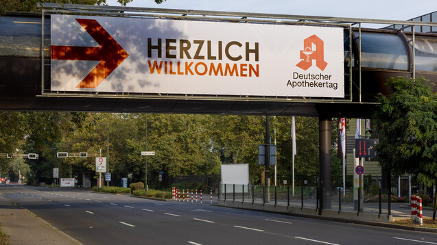 Nach der Hybridveranstaltung im letzten Jahr wird der Deutsche Apothekertag 2022 wieder vollständig in Präsenz stattfinden. Dieses Mal in München. (Foto: DAZ / Schelbert)