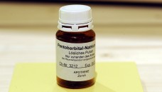 In der Schweiz ist Pentobarital-Natrium erhältlich. Was wäre, wenn ein Suizid-Williger mit einer BfArM-Ausnahmegenehmigung in die Apotheke käme? (Foto: Picture Alliance)
