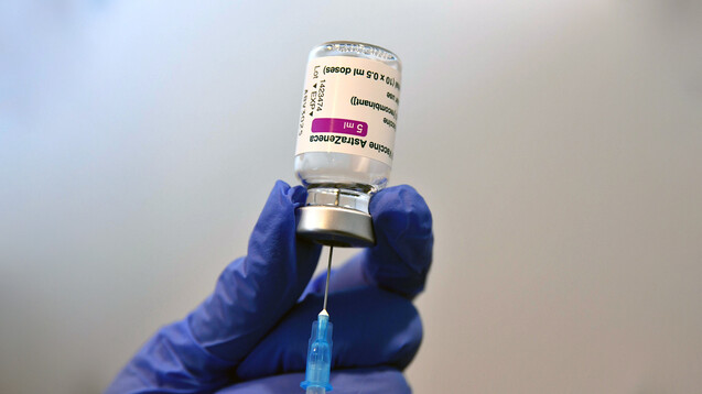 Drohen vermehrt Krankschreibungen durch Corona-Impfungen? (Foto: IMAGO / Eastnews)